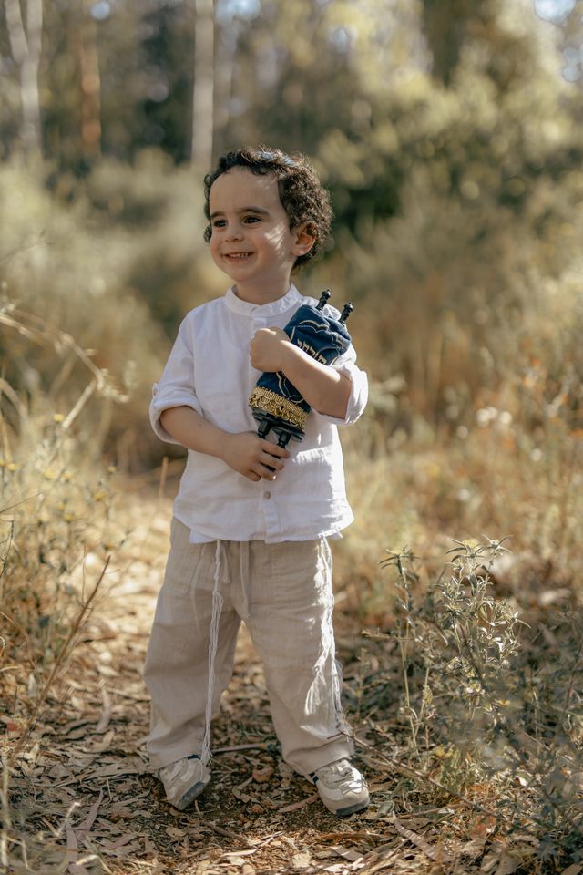 ילד בן שלוש בצילומי חלאקה בשדה יבש